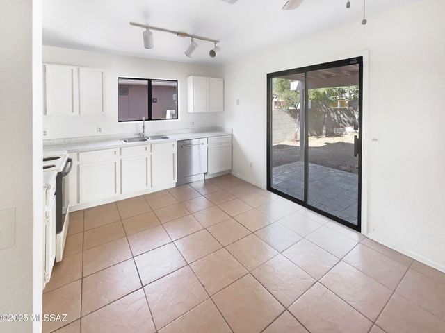 1624 W Mulholland Court, Tucson, AZ 85746