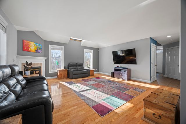 25 Lilac Lane, Newmarket, NH 03857