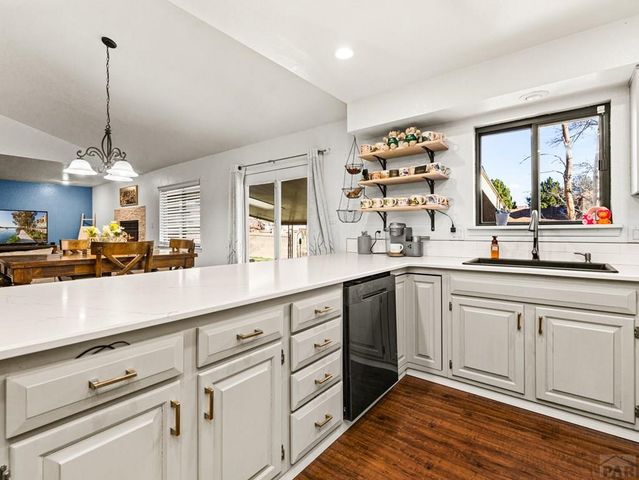 7 Alta Loma Dr, Pueblo, CO 81005