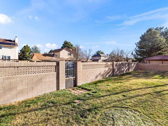 7 Alta Loma Dr, Pueblo, CO 81005