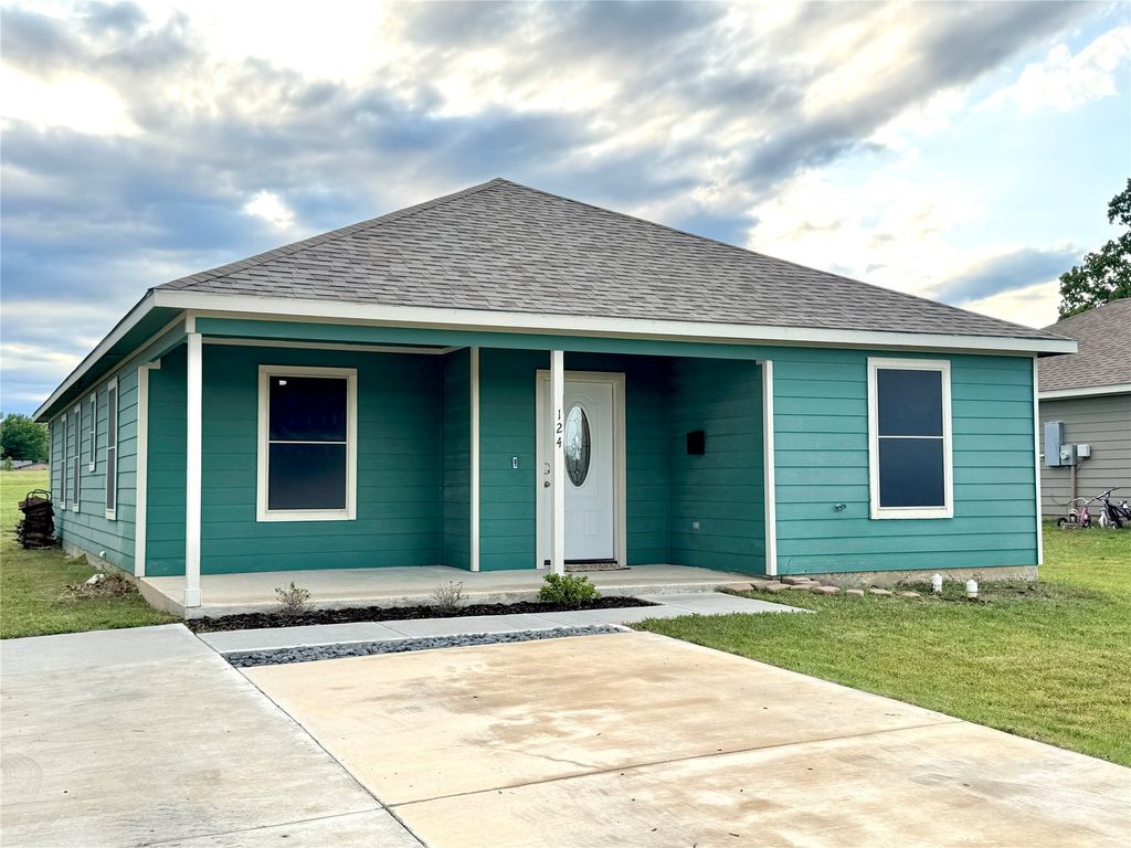 124 Oakwood Street, Chico, TX 76431