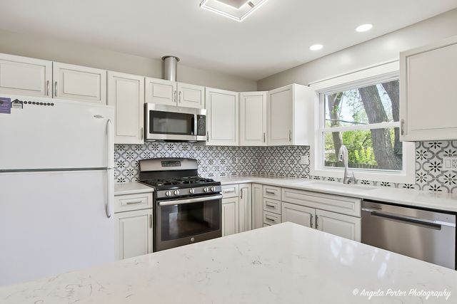 305 Woodbine Avenue, Island Lake, IL 60042