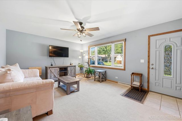 194 Patrick Drive, South Elgin, IL 60177