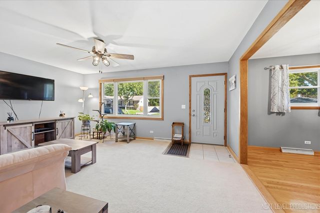 194 Patrick Drive, South Elgin, IL 60177