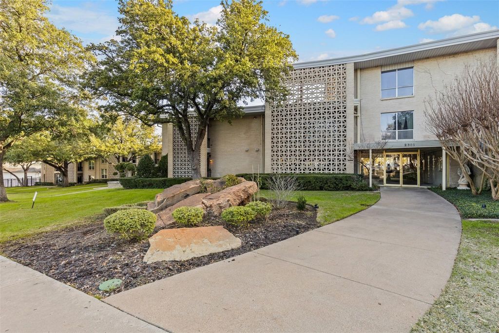 2301 Ridgmar Plaza 5, Fort Worth, TX 76116