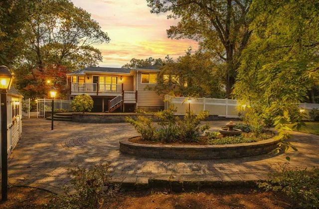 8 Phinney Rd, Lexington, MA 02421