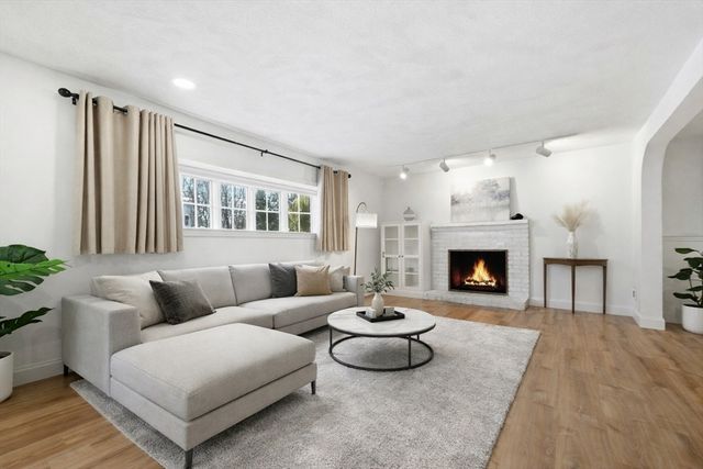 8 Phinney Rd, Lexington, MA 02421