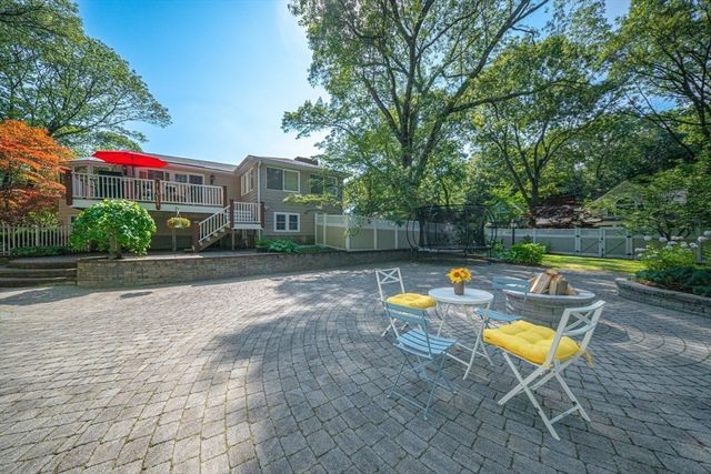 8 Phinney Rd, Lexington, MA 02421