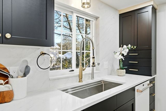 8 Phinney Rd, Lexington, MA 02421