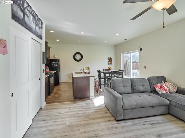 1986 Nw 23RD St, Mc Minnville, OR 97128