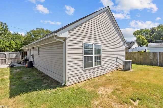 2206 Berkley AVE, Chesapeake, VA 23324