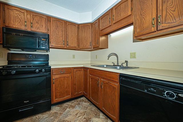 50 Brookside Dr Apt J8, Exeter, NH 03833