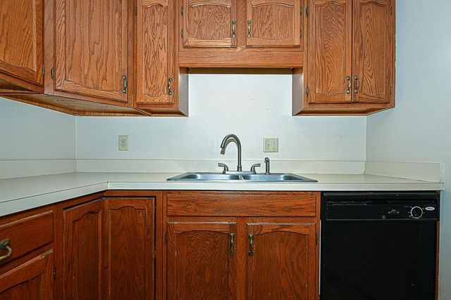 50 Brookside Dr Apt J8, Exeter, NH 03833