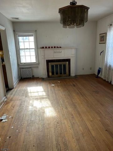 212 Pascack Rd, Woodcliff Lake Boro, NJ 07677