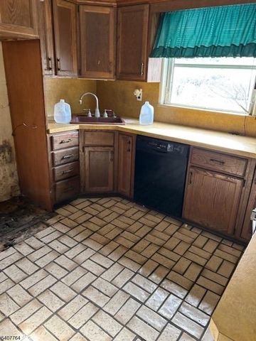 212 Pascack Rd, Woodcliff Lake Boro, NJ 07677