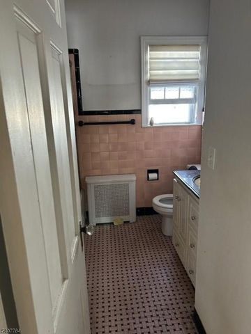 212 Pascack Rd, Woodcliff Lake Boro, NJ 07677