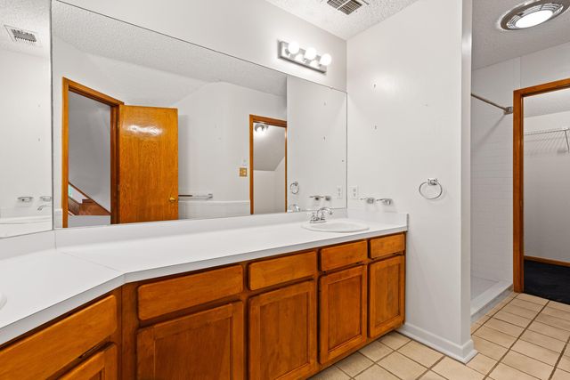 1626 MEADOWS LN., Longview, TX 75603