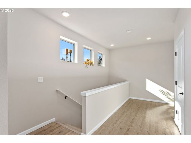 1565 Ne HEAVEN St, Estacada, OR 97023