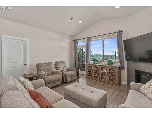 1565 Ne HEAVEN St, Estacada, OR 97023