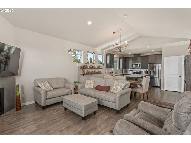 1565 Ne HEAVEN St, Estacada, OR 97023