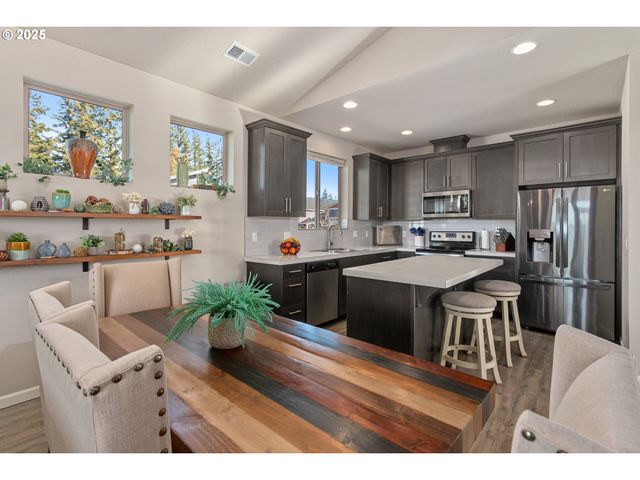 1565 Ne HEAVEN St, Estacada, OR 97023