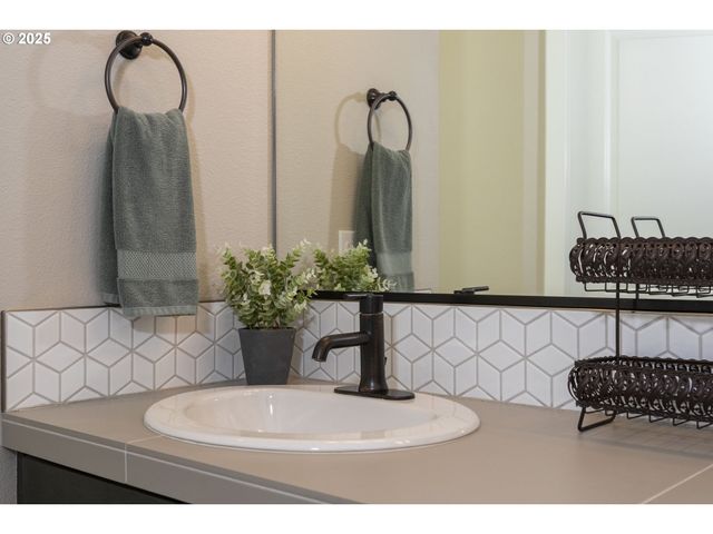 1565 Ne HEAVEN St, Estacada, OR 97023