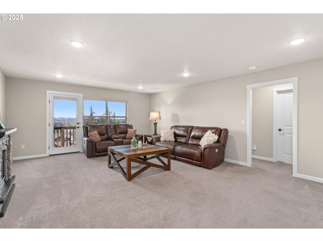 1565 Ne HEAVEN St, Estacada, OR 97023