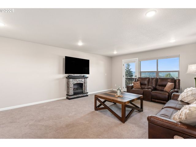 1565 Ne HEAVEN St, Estacada, OR 97023