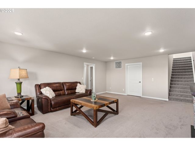 1565 Ne HEAVEN St, Estacada, OR 97023