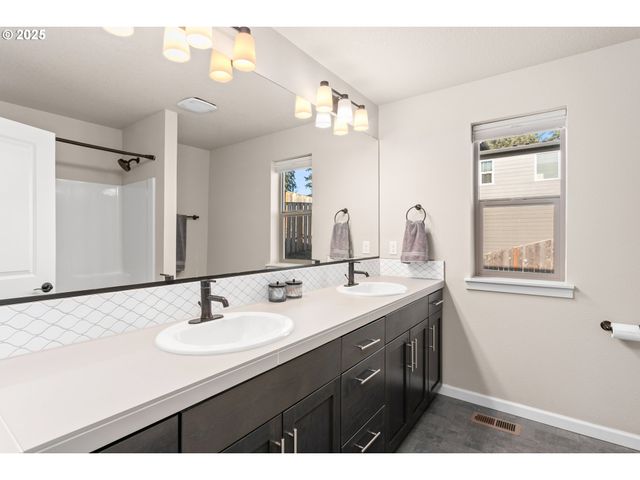 1565 Ne HEAVEN St, Estacada, OR 97023