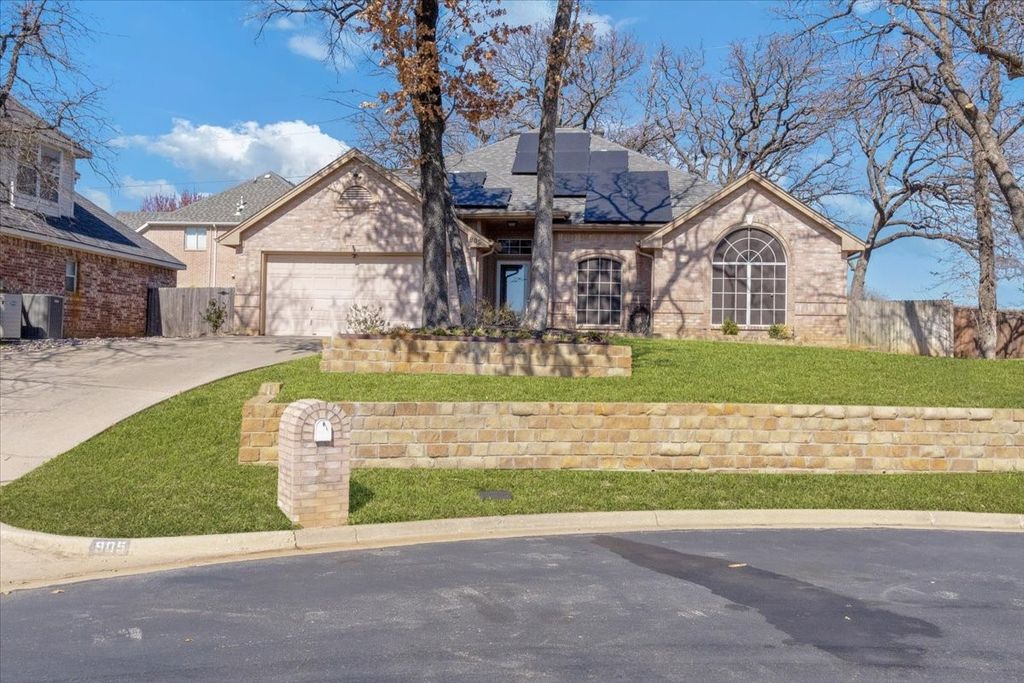 905 Forest Hollow Drive, Hurst, TX 76053