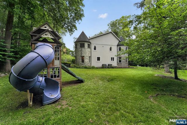 11 Pine Tree Drive, Saddle River, NJ 07458