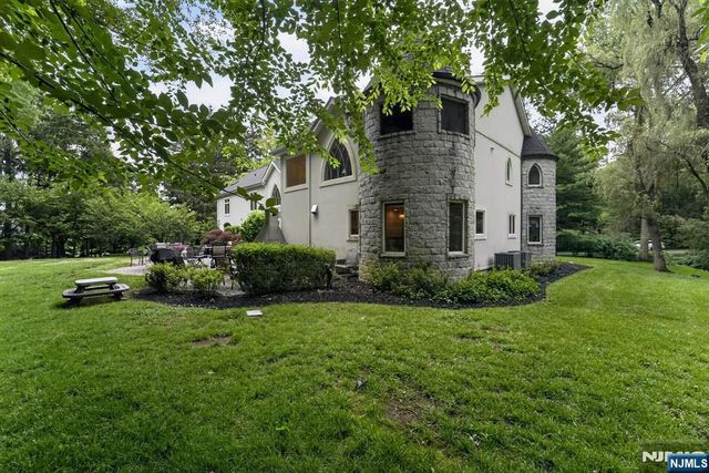 11 Pine Tree Drive, Saddle River, NJ 07458