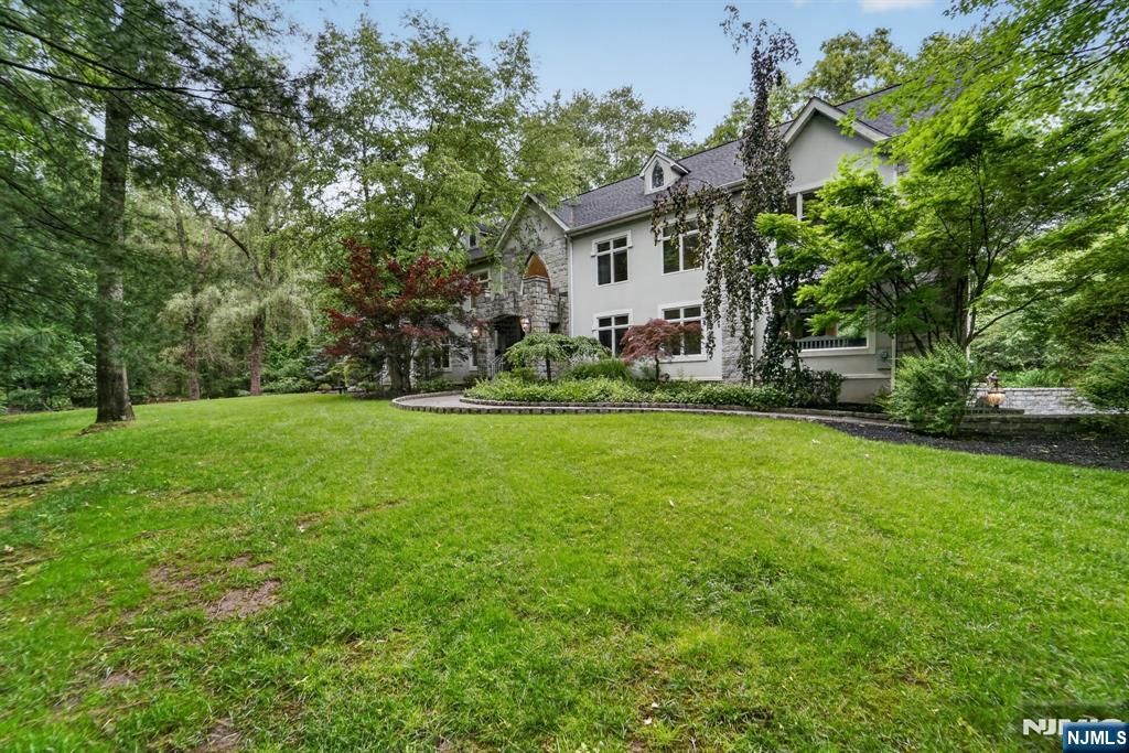 11 Pine Tree Drive, Saddle River, NJ 07458