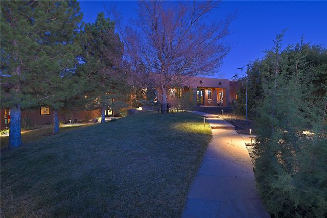 35 Vista Hermosa, Santa Fe, NM 87506