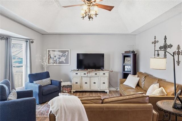 112 NE 6th Street, Blue Springs, MO 64014