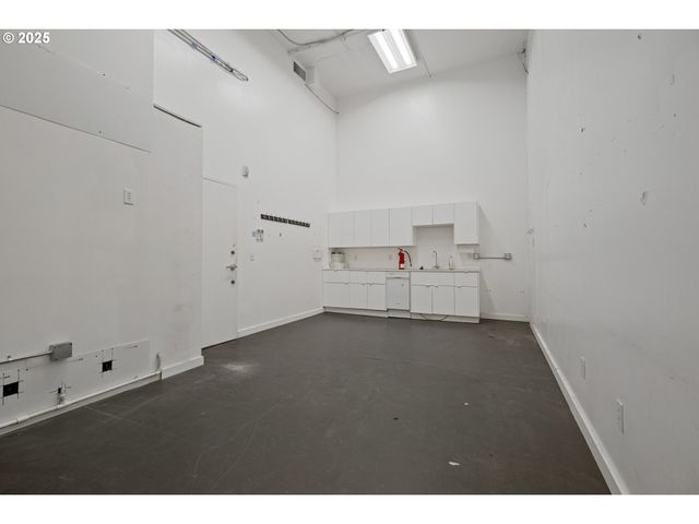 220 Sw 1ST Ave, Portland, OR 97204