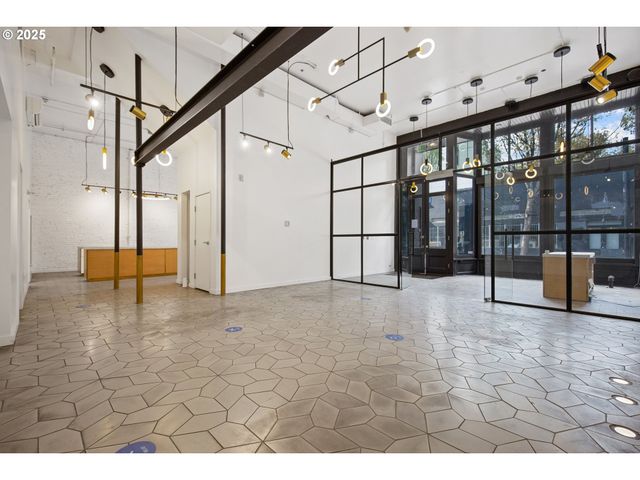 220 Sw 1ST Ave, Portland, OR 97204