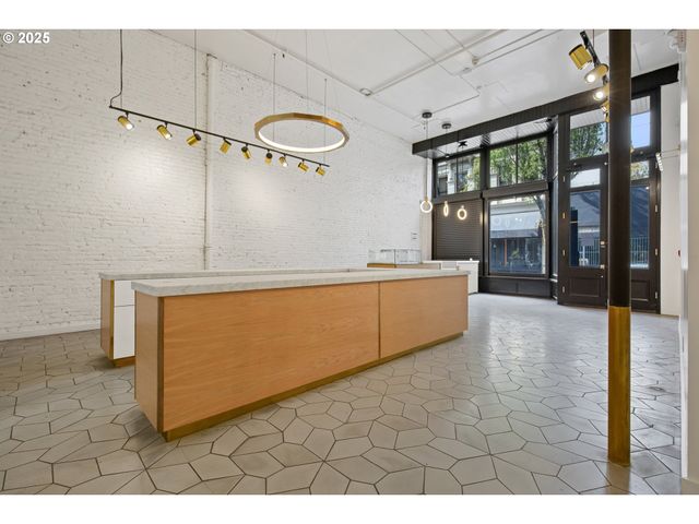 220 Sw 1ST Ave, Portland, OR 97204