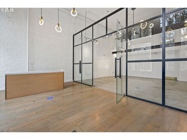 220 Sw 1ST Ave, Portland, OR 97204