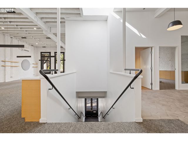 220 Sw 1ST Ave, Portland, OR 97204