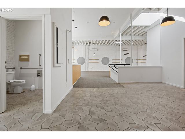 220 Sw 1ST Ave, Portland, OR 97204