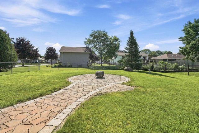 75 ROLLING GREEN CIRCLE, Oshkosh, WI 54904