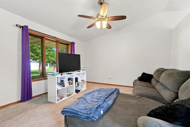 75 ROLLING GREEN CIRCLE, Oshkosh, WI 54904