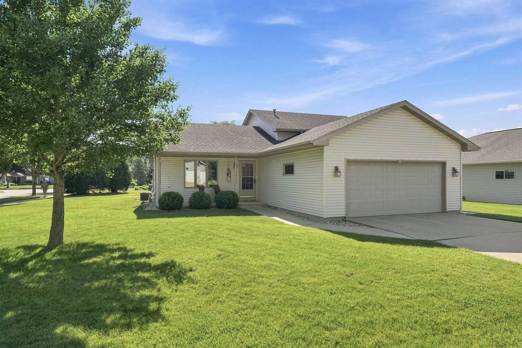 75 ROLLING GREEN CIRCLE, Oshkosh, WI 54904