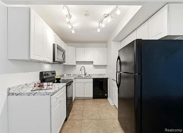 2375 Walton Boulevard 8, Rochester Hills, MI 48309