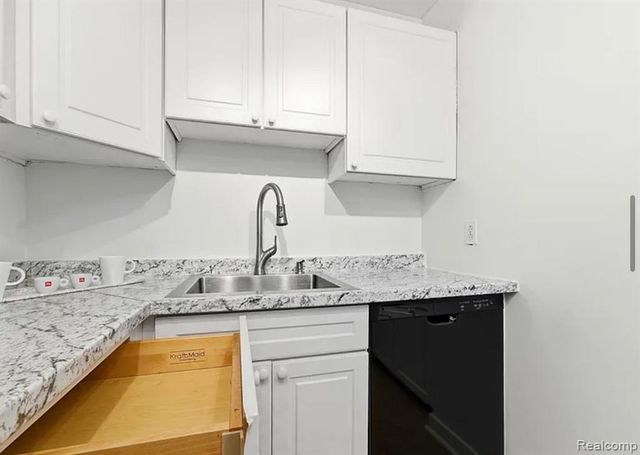 2375 Walton Boulevard 8, Rochester Hills, MI 48309