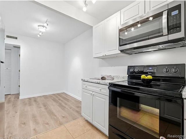 2375 Walton Boulevard 8, Rochester Hills, MI 48309