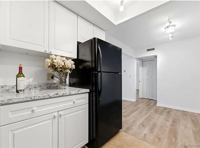 2375 Walton Boulevard 8, Rochester Hills, MI 48309