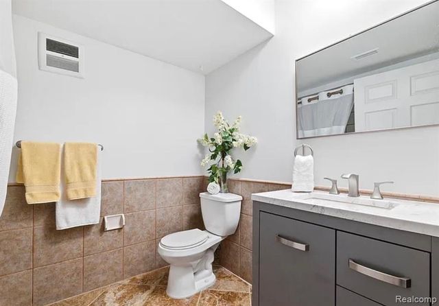 2375 Walton Boulevard 8, Rochester Hills, MI 48309